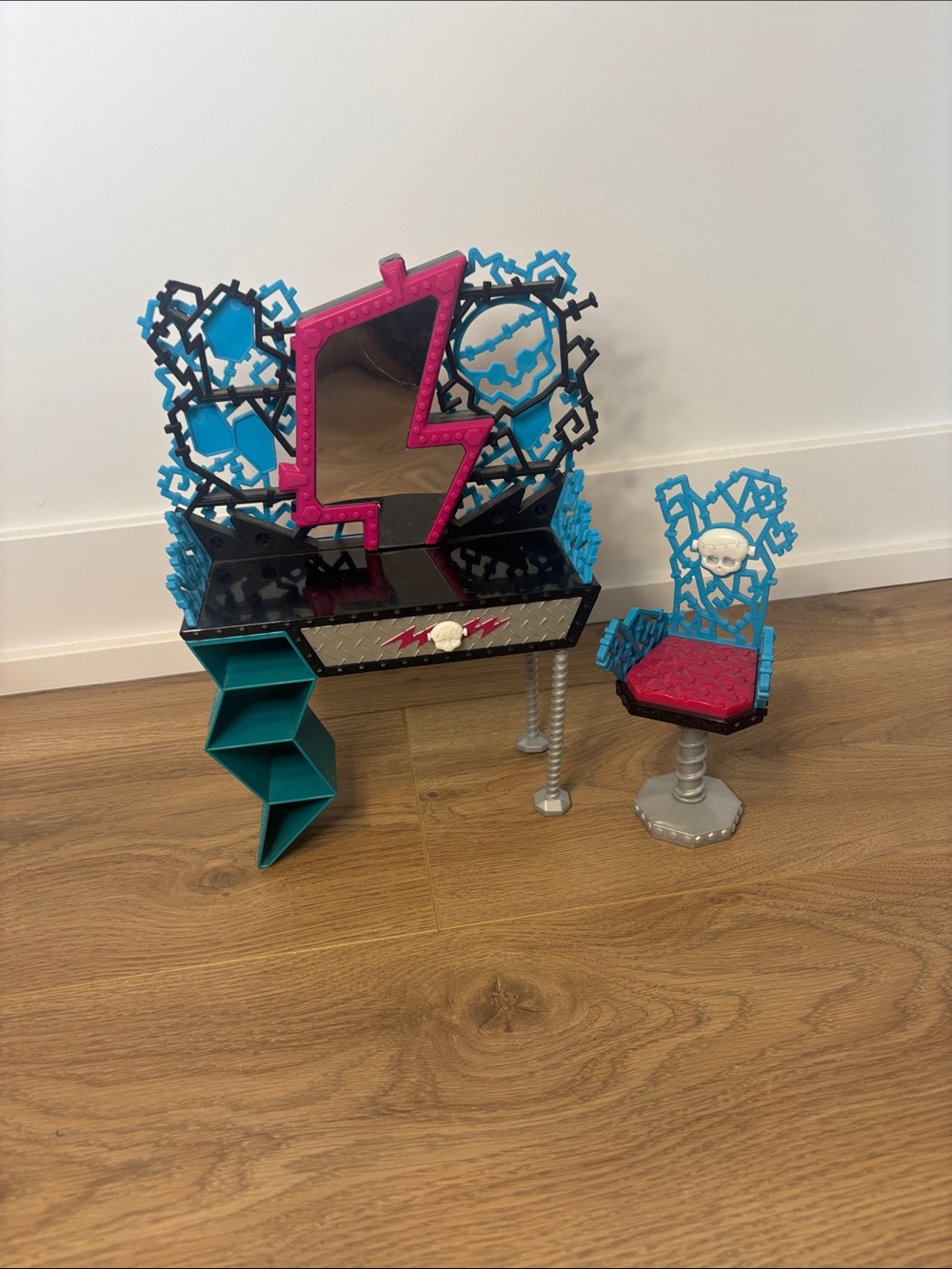 Monster High Frankie Stein Vanity Playset Mirror & Chair Doll Furniture